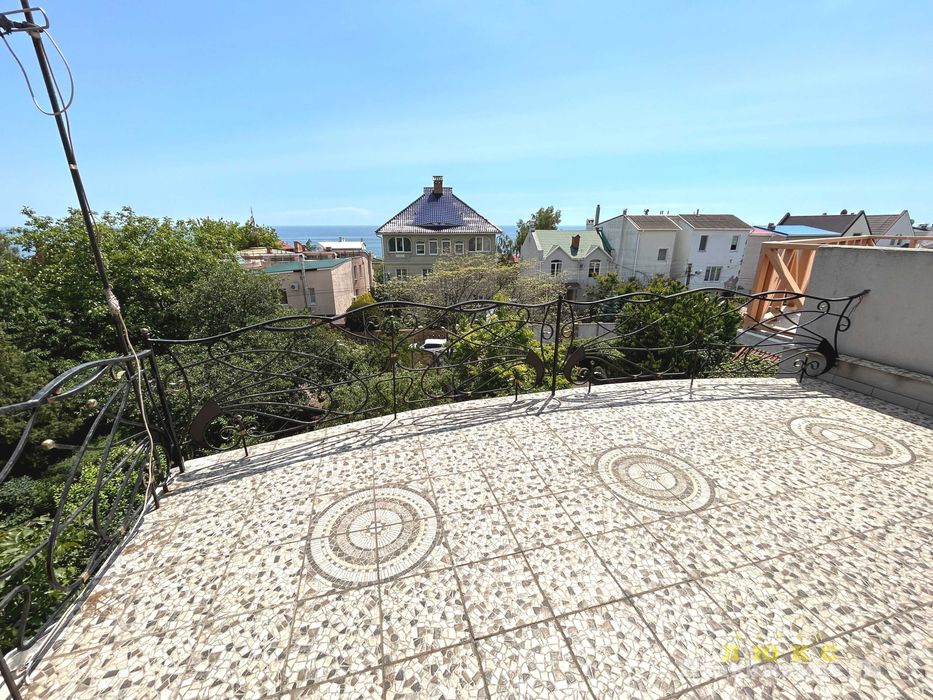 Продаётся отличный трёхэтажный дом в Совиньоне  с  видом на море!