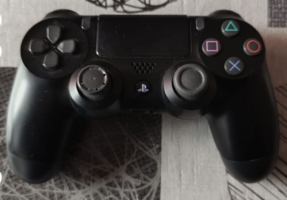 Playstation 4 500GB, com 1 comando( preto ou vermelho), e jogo Fifa 20