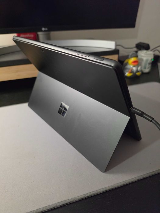 Microsoft Surface Pro 9 – i5 / 8GB / 256GB – Excelente Estado