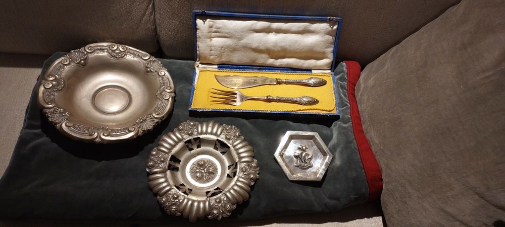 salvas e trinchantes em prata contrastados