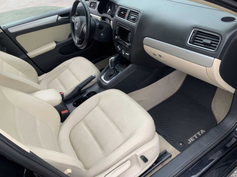 Volkswagen Jetta SE with Conv and Sunroof      2013