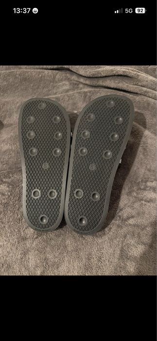 Chinelo Adidas Adilette Pretas/Brancas