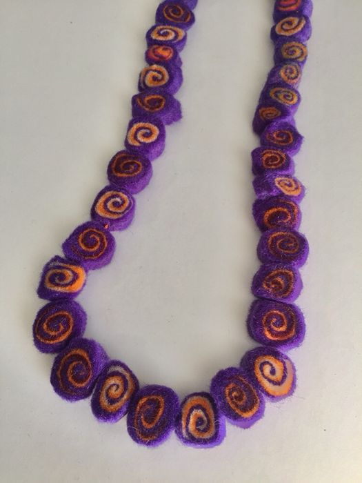 Colar feito à mão - novo (portes grátis)