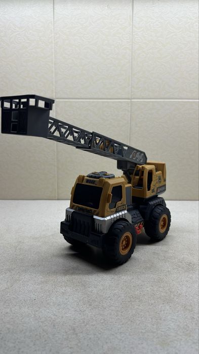 Спецтехніка, автовишка, самоскид, підйомник.