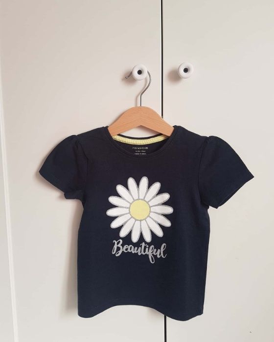 T-shirt azul marinho com estampado