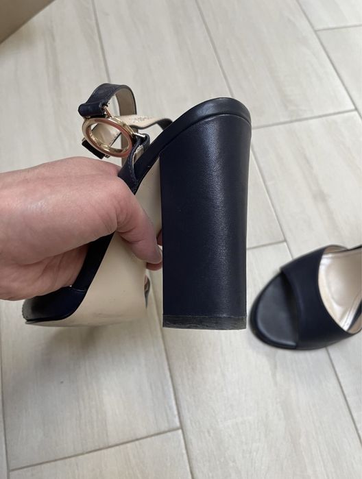 Летние босоножки Estro