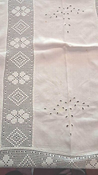 Toalha de Mesa Antiga em Linho Bordada à Mão – 200 x 200 cm