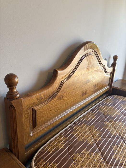cama + estrado + colchão + 2x mesa de cabeçeira em pinho maciso