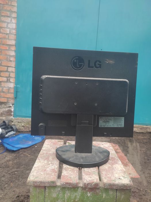 Монітор  LG 1952s 19" дюймів.екран ціленький.блок живлення неробить