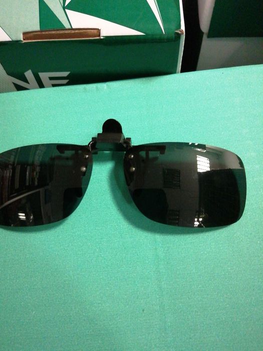 Nakładka na szkła korekcyjne, gratis ściereczka do okularów.