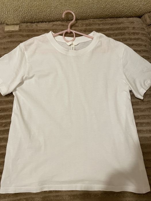 Продам  білу футболку H&M.
