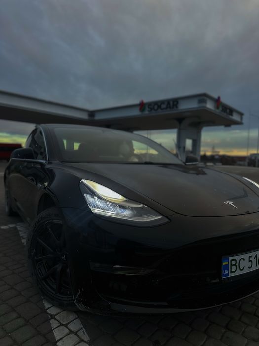 Оренда Tesla model 3