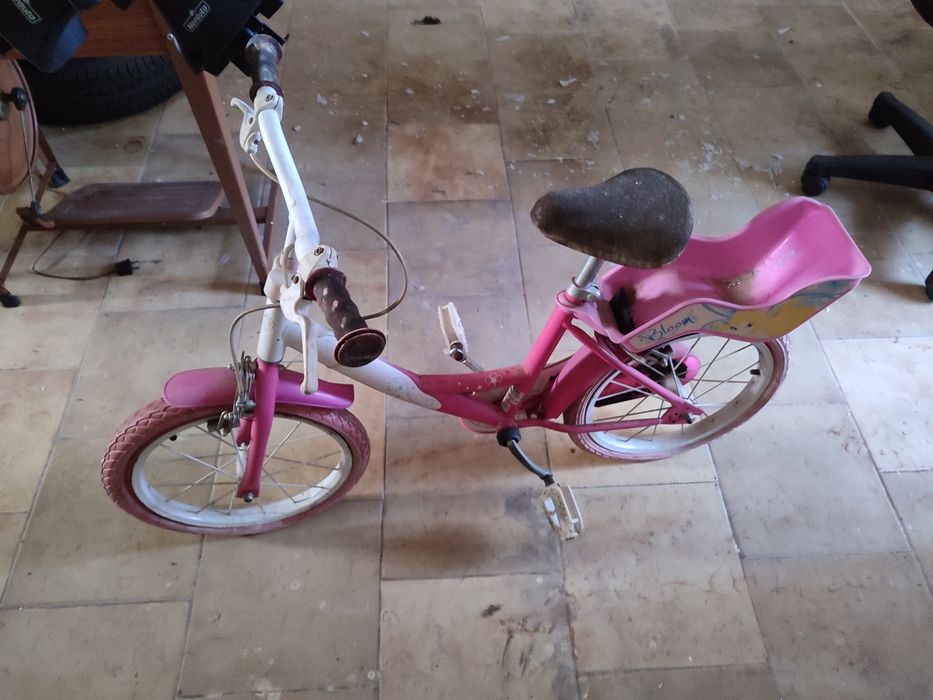 2 por preço uma Bicicleta criança pequena precisa limpeza encher pneu