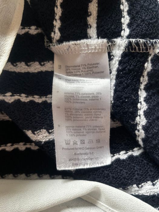 Granatowa bluzka z długim rękawem w białe paski z koszula w boho