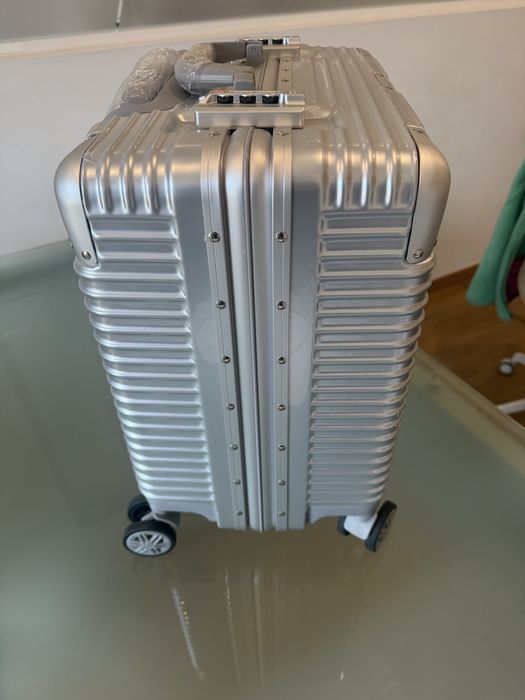 Mala de viagem com rodas e cadiado