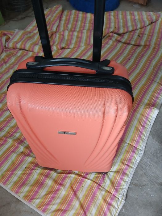 Ofereço em compra da mala o cadeado, foi usada duas vezes esta nova.