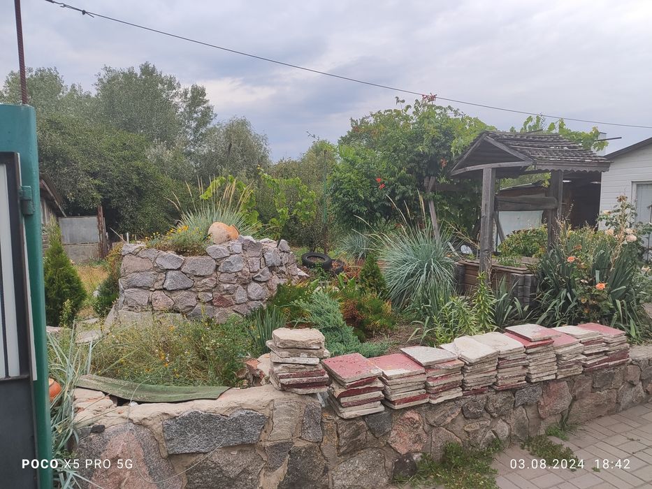 Терміново продам будинок з земельною ділянкою, та ставком.