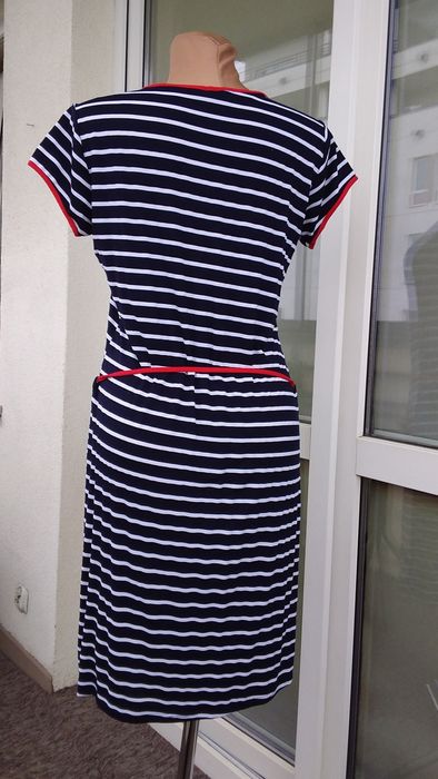 Letnia sukienka w granatowo-białe paski