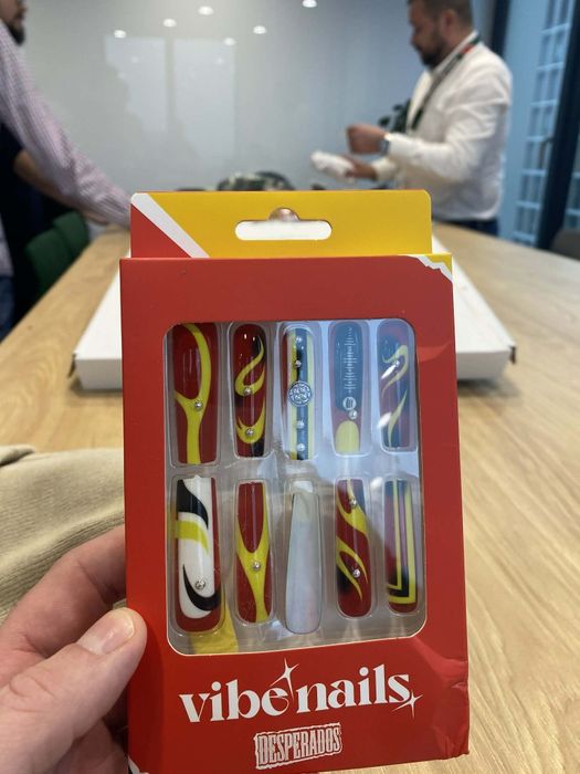 Sztuczne paznokcie,  tipsy. Desperados + Spotify