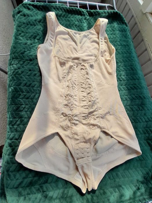 Коригуюче боді з відкритим ліфом. Розмір 4хl /В95