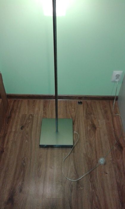 Klasyczna lampa stojąca ze stali nierdzewnej ręcznie robiona