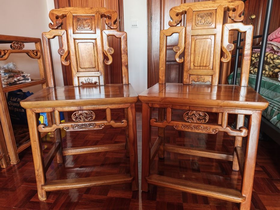 "Magnífico Conjunto Secular de Macau – 4 Peças (Par de Cadeiras, Toucador/Lavatório e Mesa) em Madeira de Olmo Maciça".