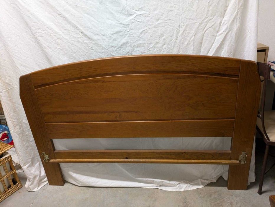 Cama de casal em madeira maciça