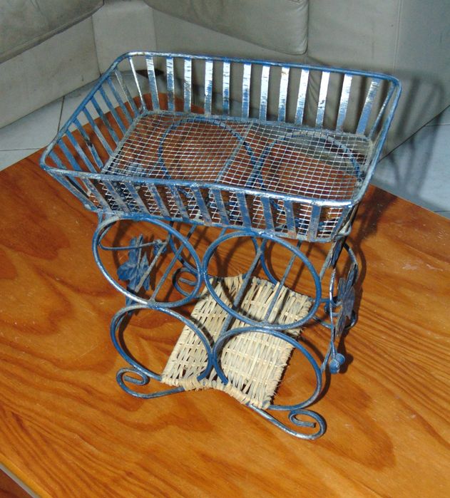 Pequeno cesto decorativo (capacidade para 4 garrafas deitadas).