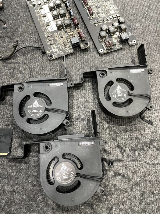 Conteúdo de vários imacs desmontados