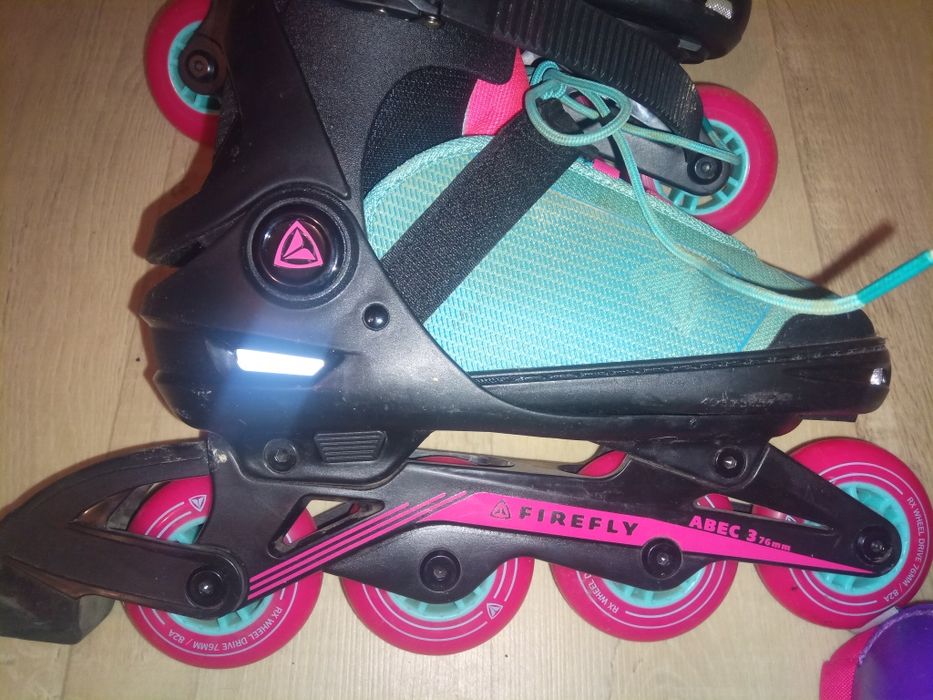 Продам две пары роликовых коньков с аксесуарами
