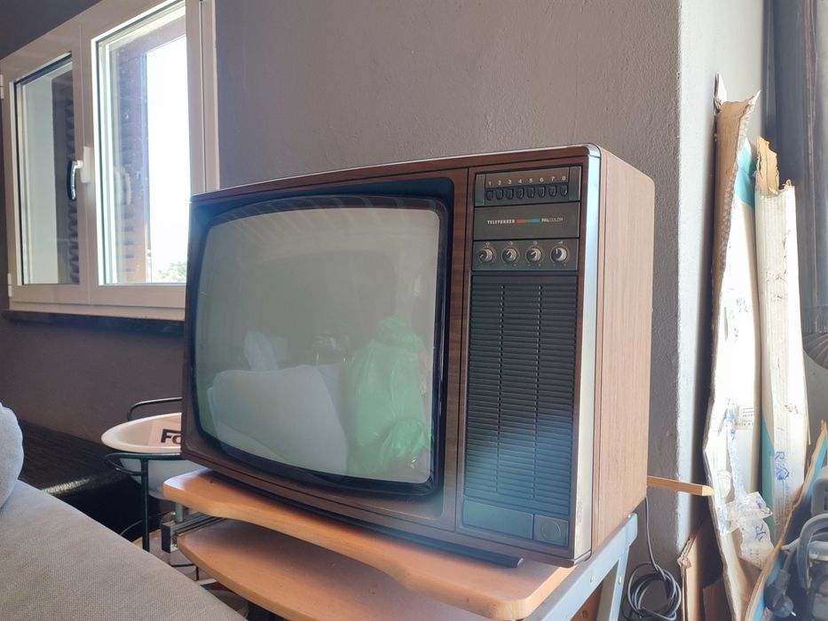 Televisão antiga a cores