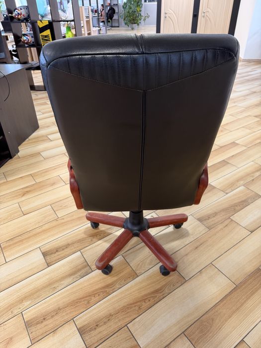 Крісло керівника шкіряне