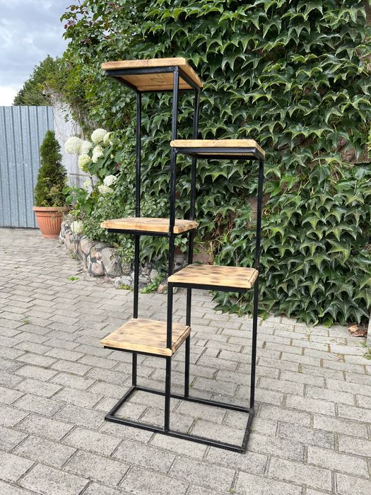 Duży ładny kwietnik