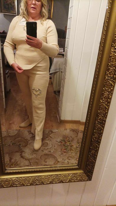 Komplet dzianinowy damski z sercem beżowy.