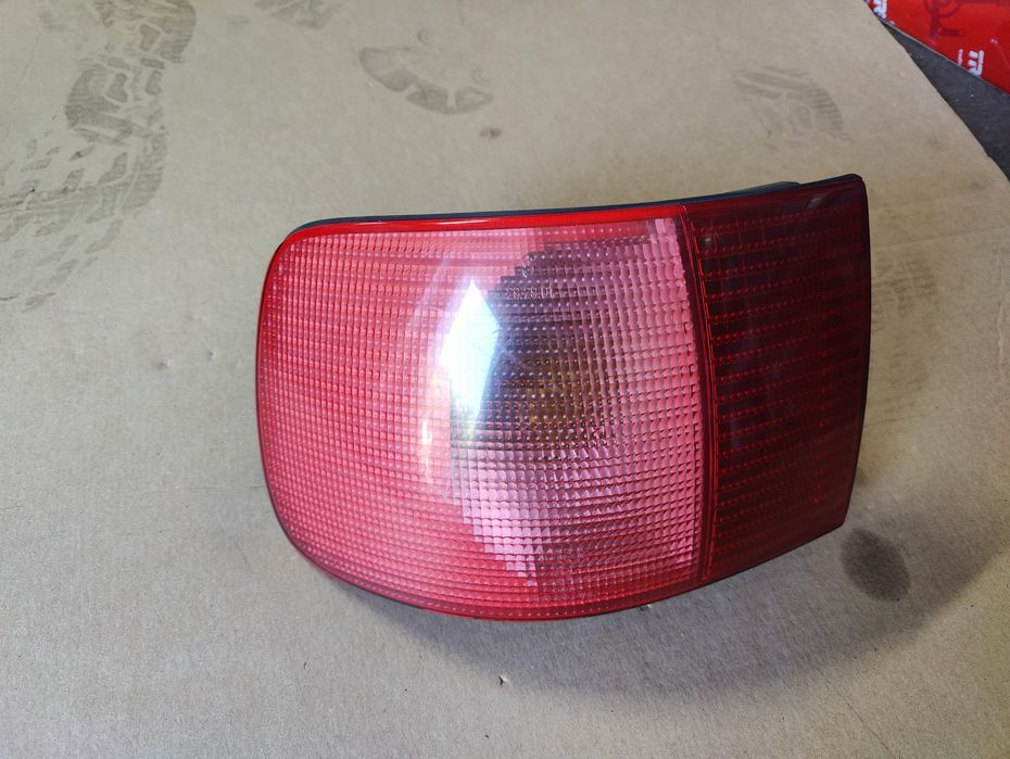 Audi A8 D2 lampa lewy tył