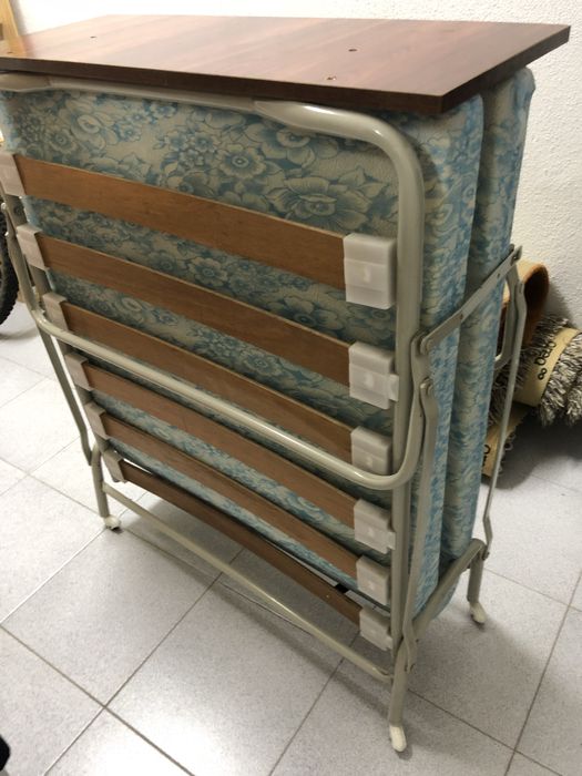 Divâ dobrável com rodas