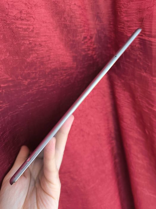 Apple iPad 9.7" Air 2 покоління LTE на 64 ГБ