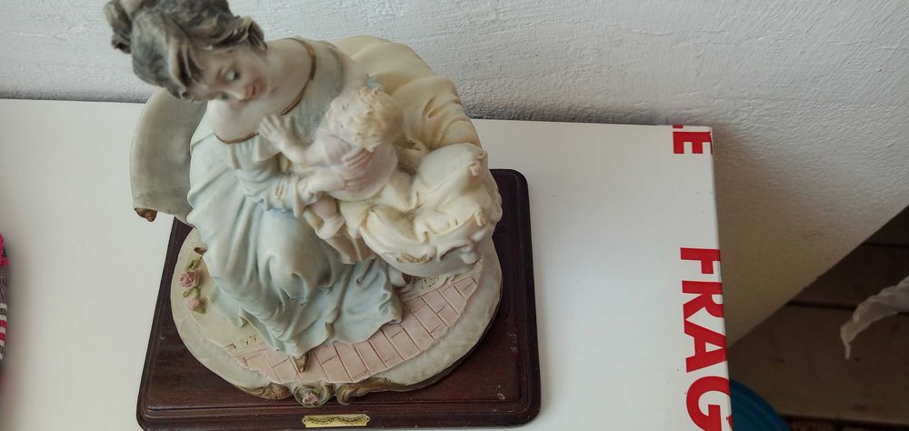 Estatueta com base madeira 5€