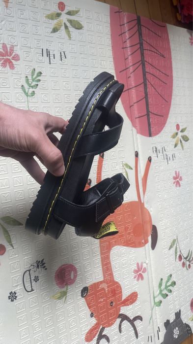 Босоніжки в стилі Dr. martens
