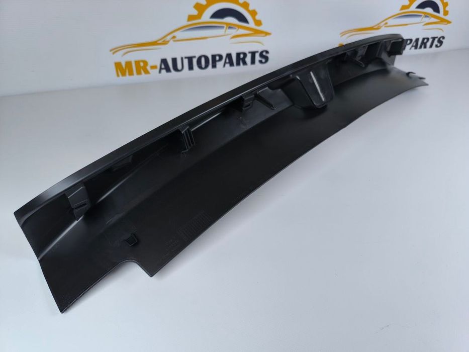 Накладка отвору заднього багажника Tesla Model 3 1086315-00-E