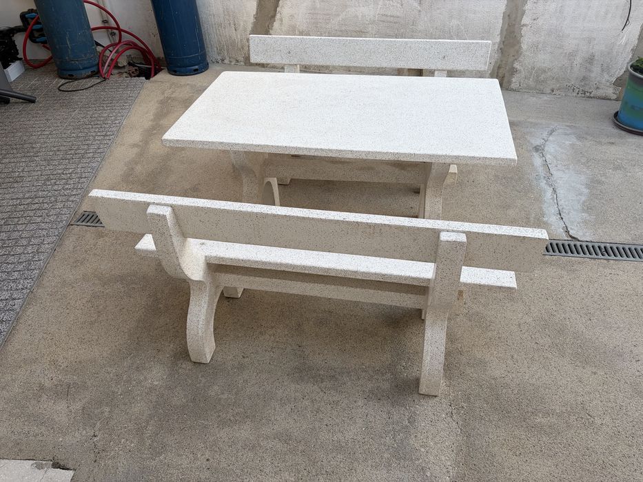 Mesa de pedra com bancos
