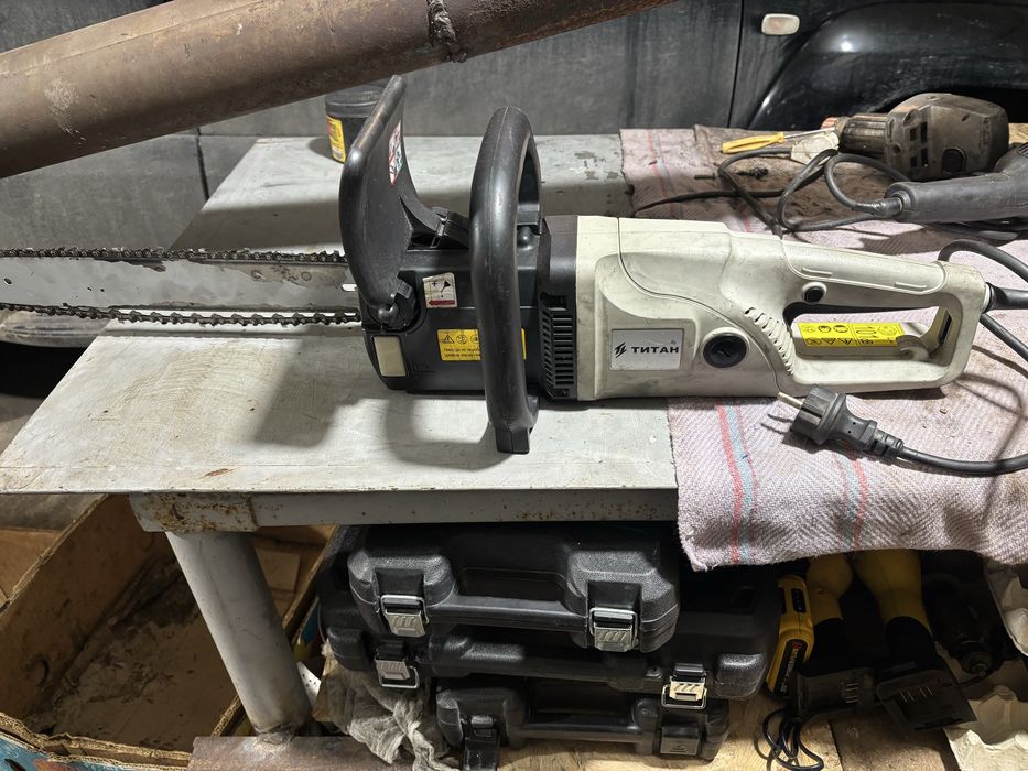 Цепна єлектропилка у доброму стані