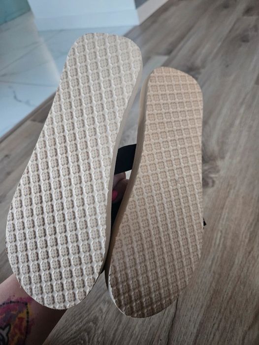 Nowe lekkie klapki z kokardką 39