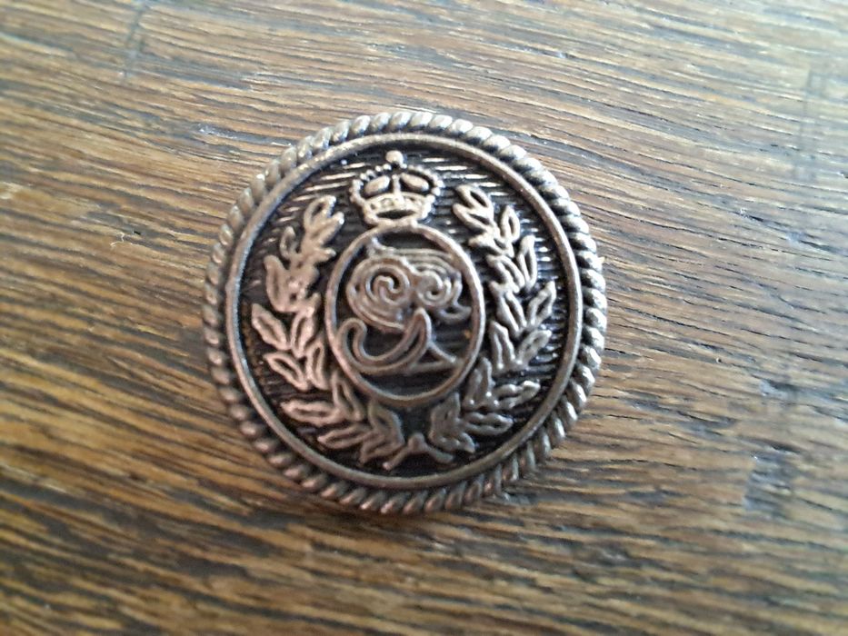 Guzik metalowy stare srebro herb liść laurowy korona 21 mm