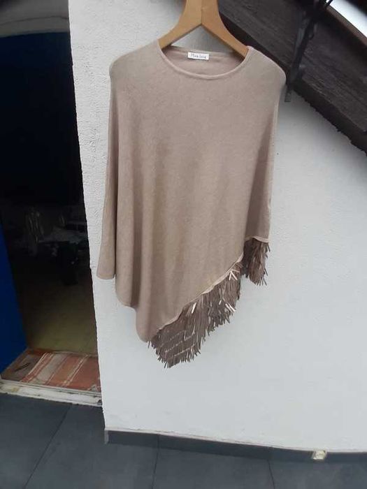 Eleganckie poncho z połyskującymi frędzlami