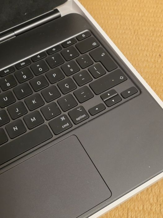 Capa Teclado Apple Magic Keyboard iPad Pro 13 polegadas