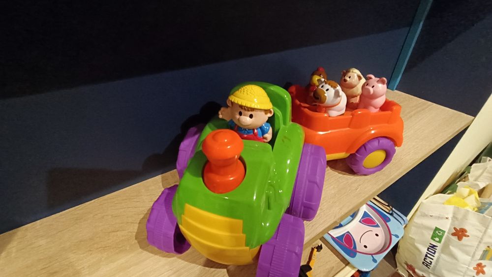 Traktor z przyczepą zabawka interaktywna