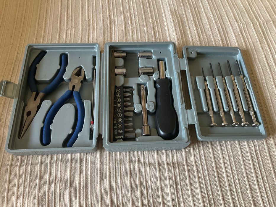 Lanterna e aparafusadora Black&Decker, caixa bits435605695009935364
