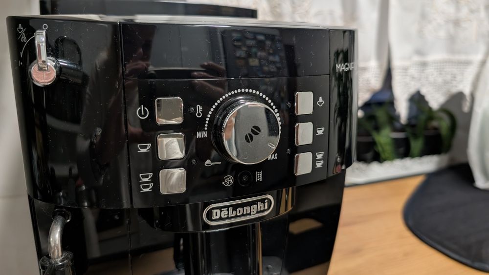 Máquina de Café DELONGHI Magnifica S