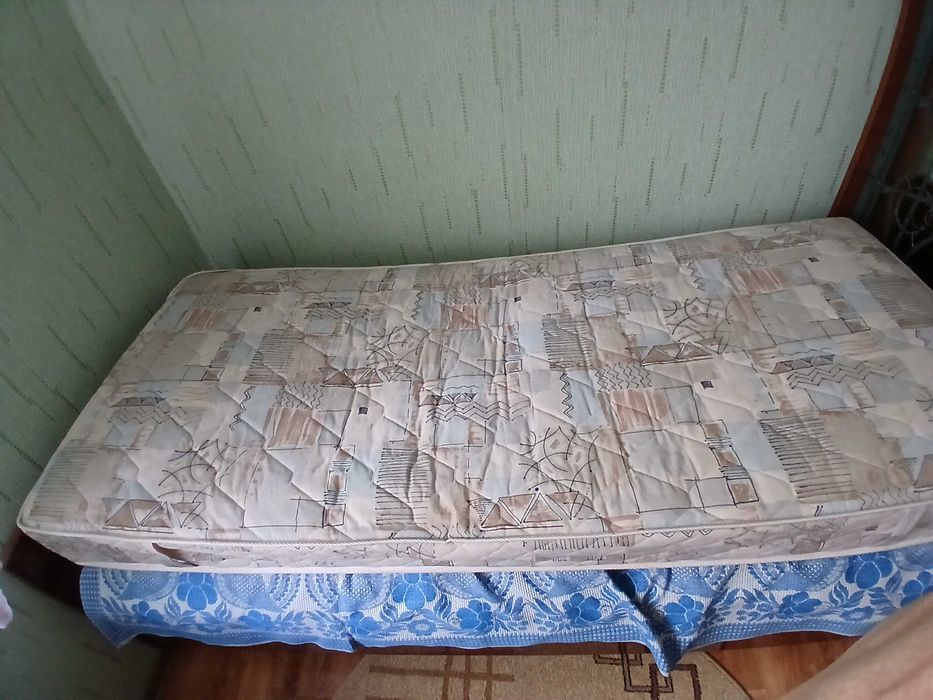 Кровать з матрасом